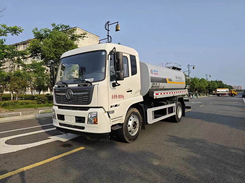 东风天锦12方洒水车