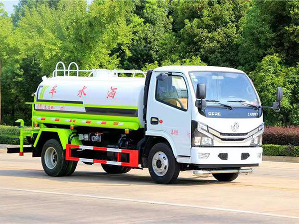 东风小多利卡5方洒水车