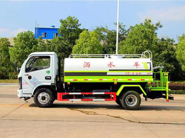 东风小多利卡5方洒水车