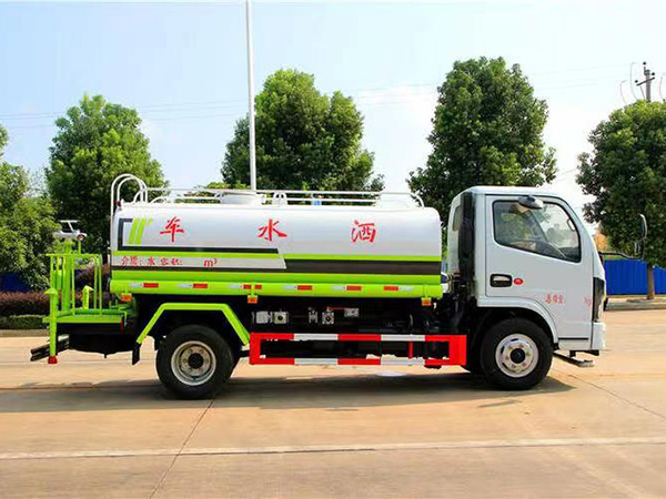 东风小多利卡5方洒水车