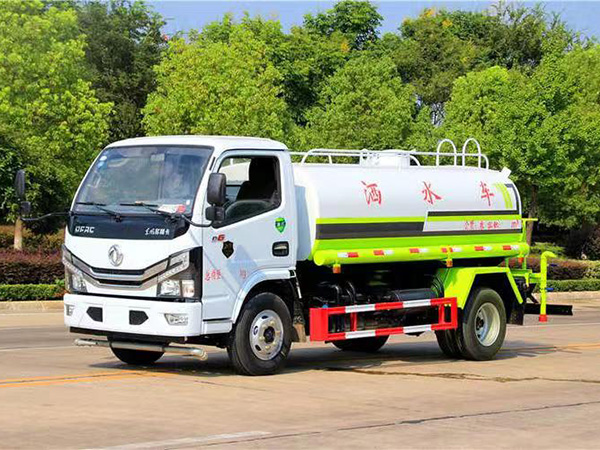 东风小多利卡5方洒水车