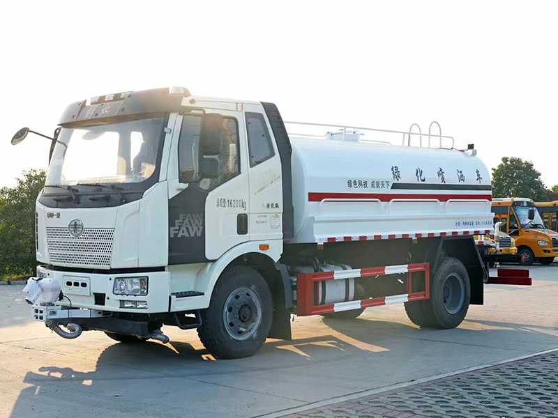 解放13方洒水车