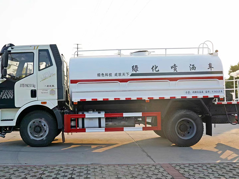 解放13方洒水车