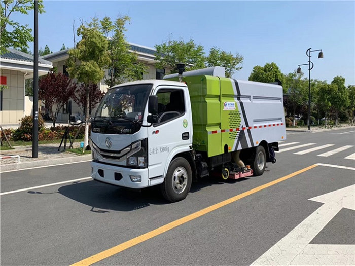 东风小多利卡5吨吸尘车国六