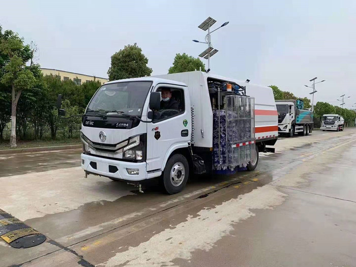 东风小多利卡护栏清洗车
