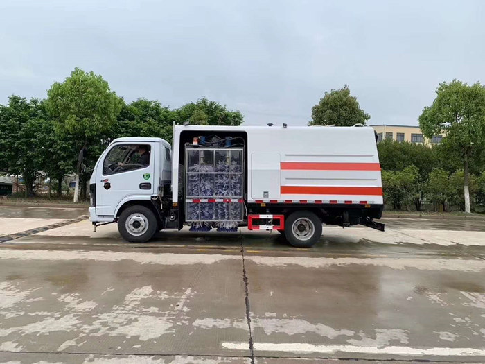 东风小福瑞卡护栏清洗车