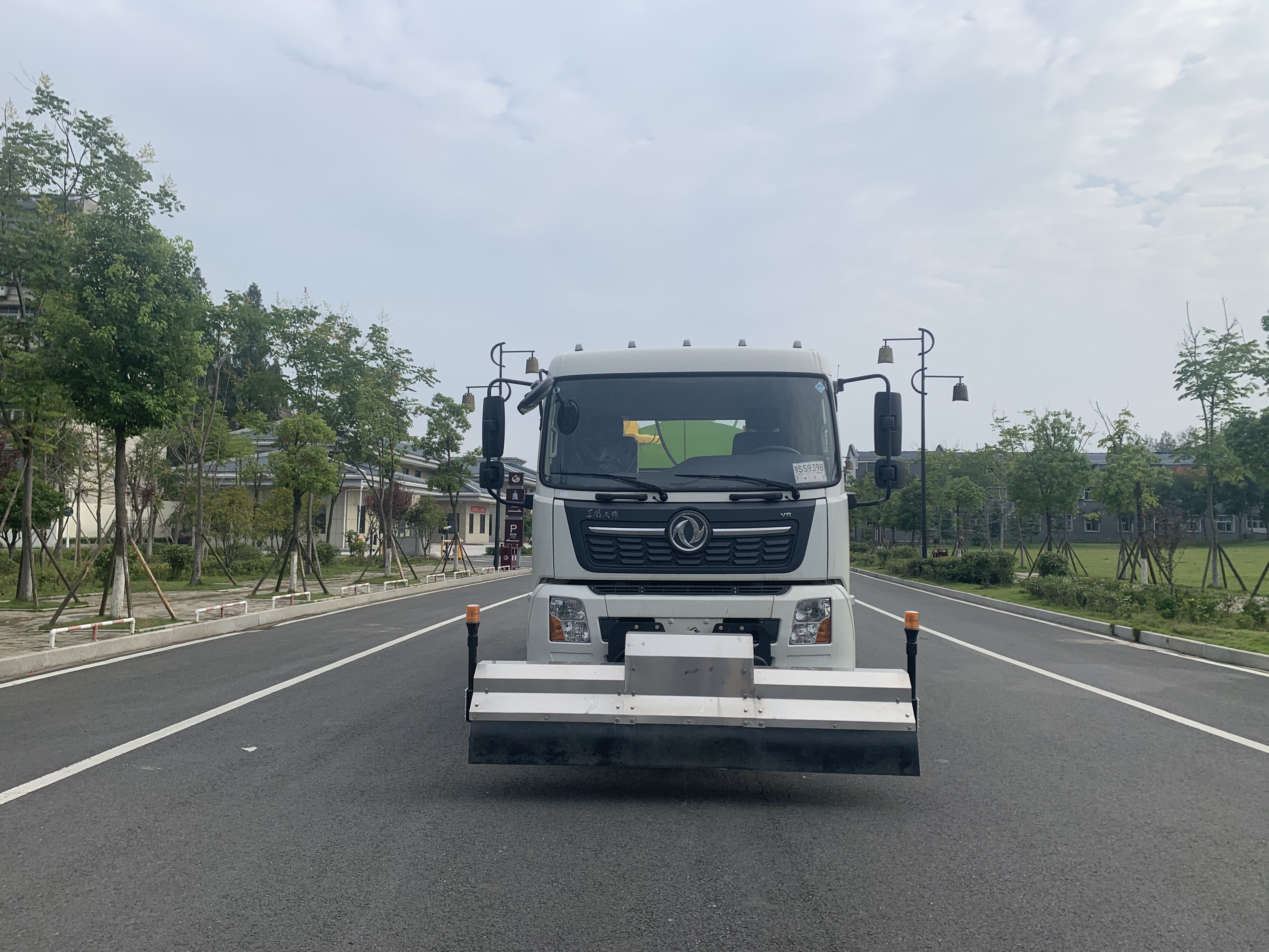 东风天锦国六路面清洗车