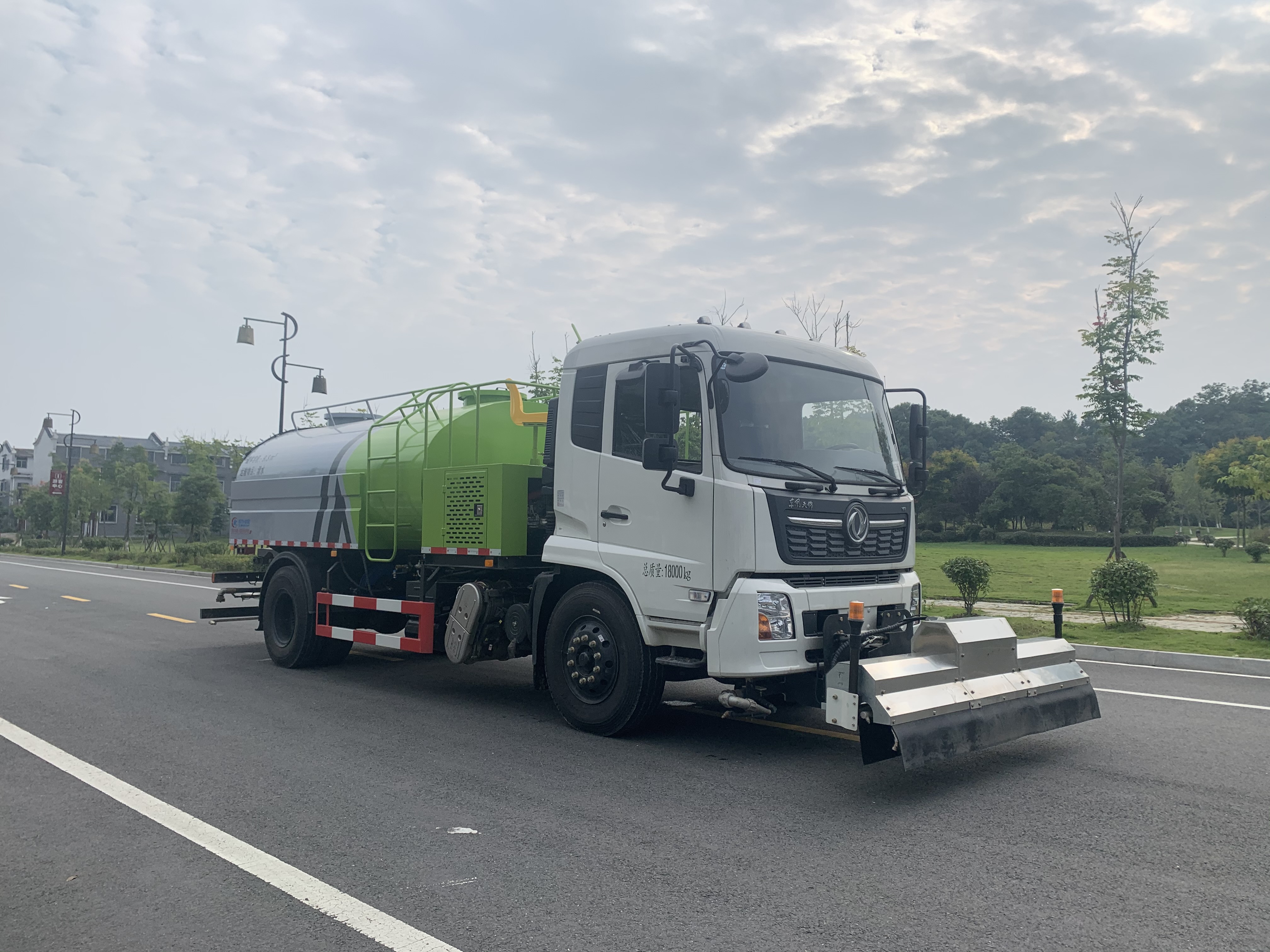 东风天锦国六路面清洗车
