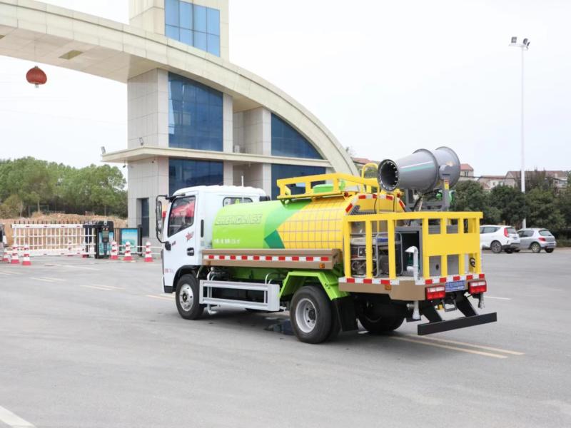东风多利卡5吨洒水车