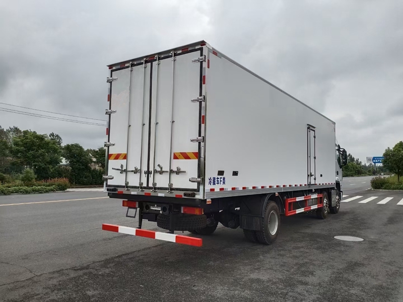 9.6米柳汽乘龙小三轴冷藏车