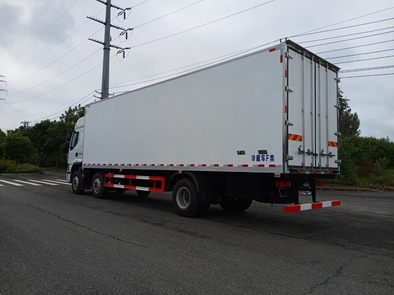 9.6米柳汽乘龙小三轴冷藏车