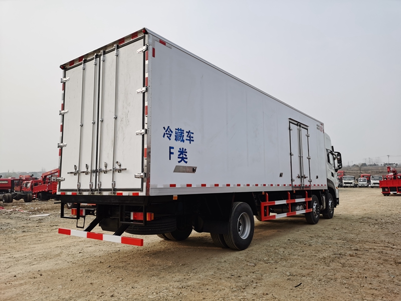 9.5米东风天龙KL小三轴冷藏车