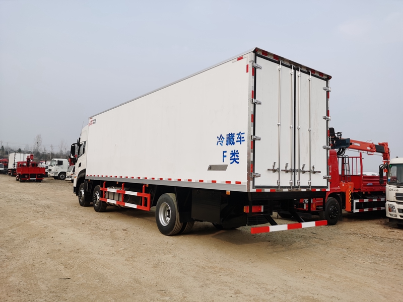 9.5米东风天龙KL小三轴冷藏车