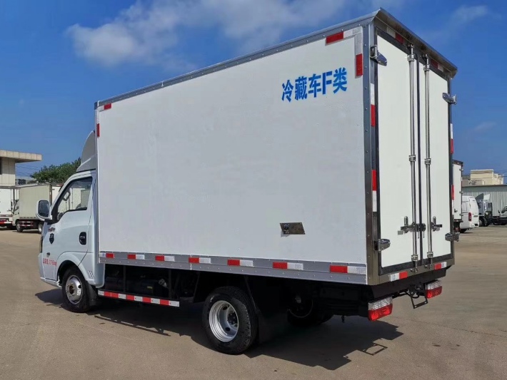 3.5米东风途逸冷藏车