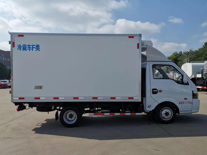 3.5米东风途逸冷藏车
