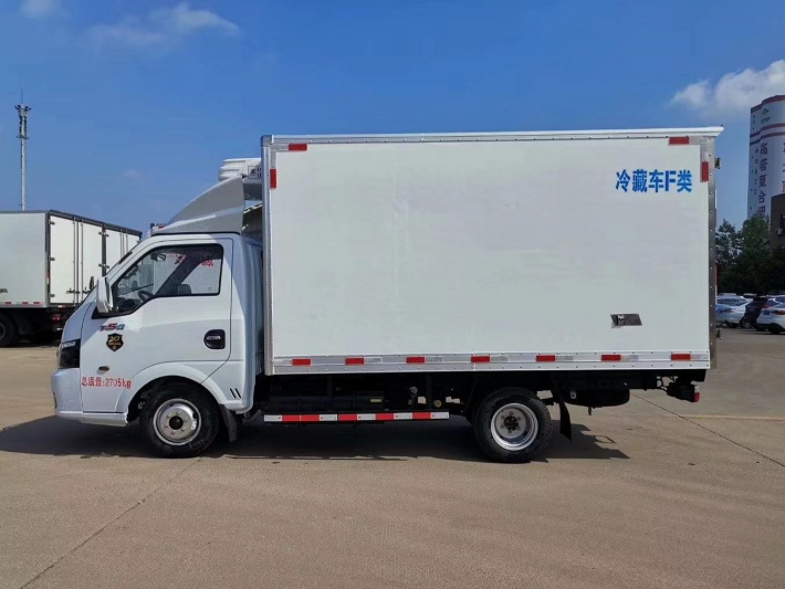 3.5米东风途逸冷藏车