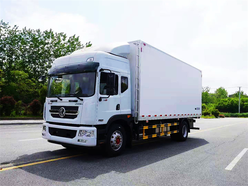 6.8米东风多利卡冷藏车