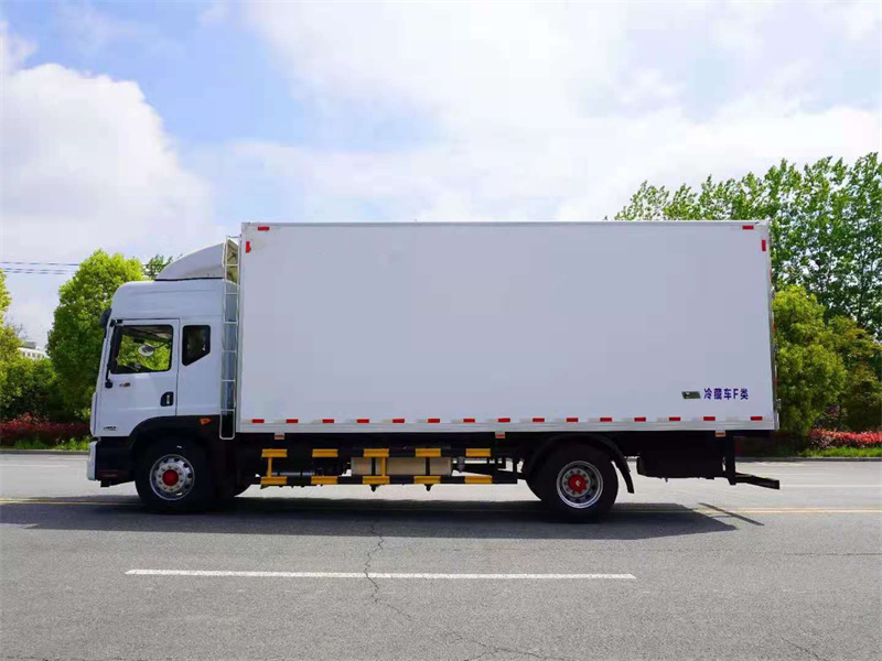 6.8米东风多利卡冷藏车
