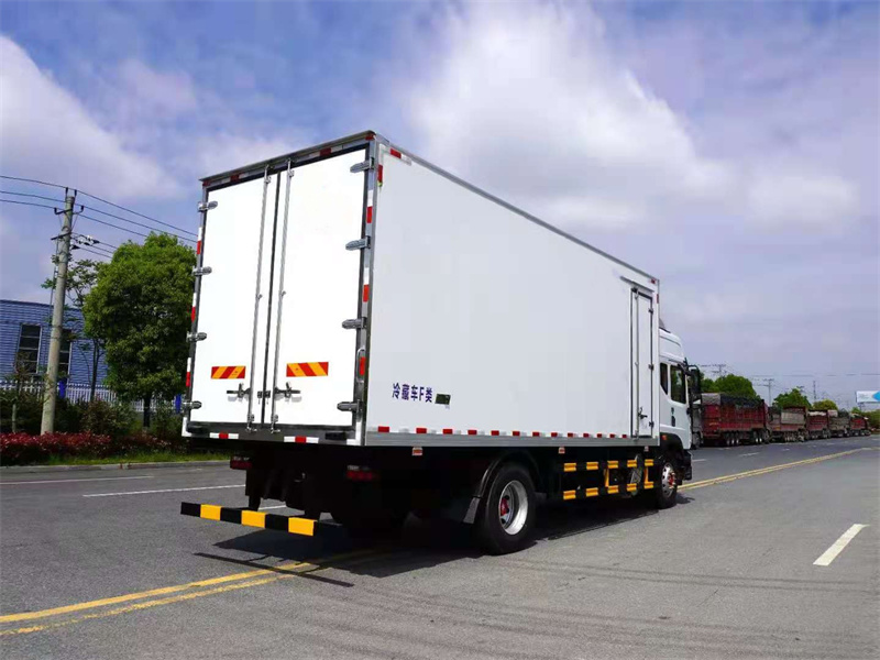 6.8米东风多利卡冷藏车
