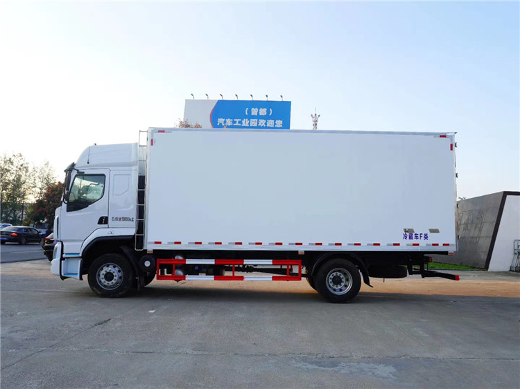 6.8米柳汽乘龙冷藏车