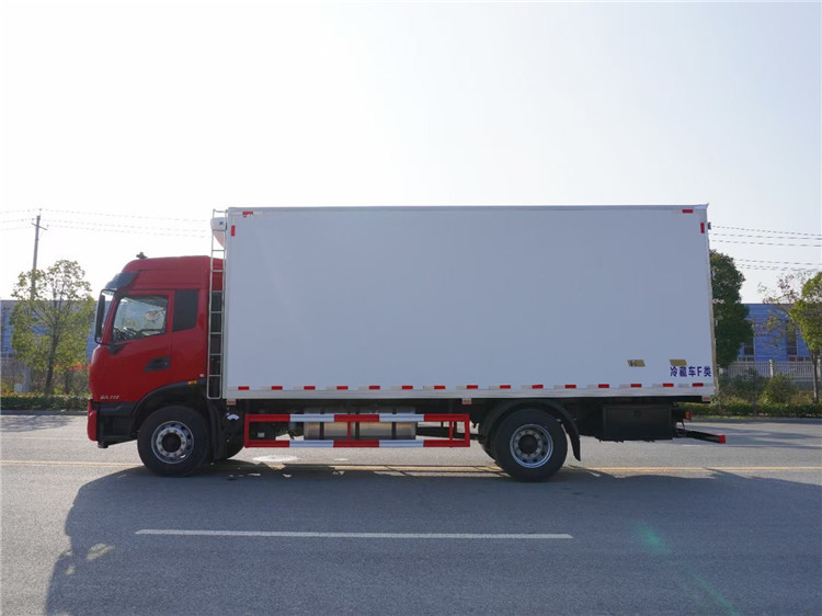 6.8米东风天锦KR冷藏车