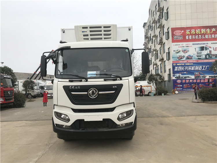 7.7米东风天锦小三轴冷藏车