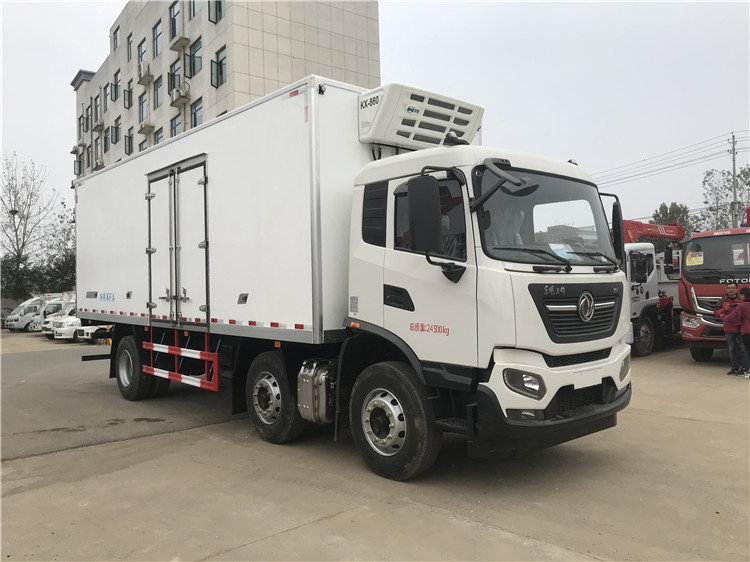 7.7米东风天锦小三轴冷藏车