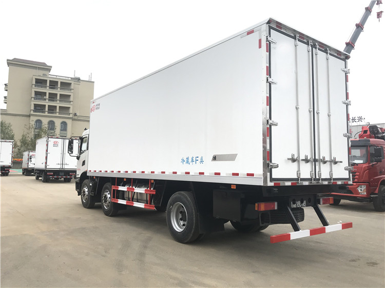 7.7米东风天锦小三轴冷藏车