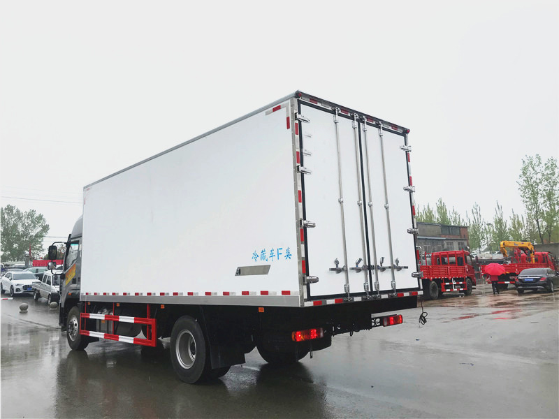 6.8米福田奥铃大黄蜂冷藏车