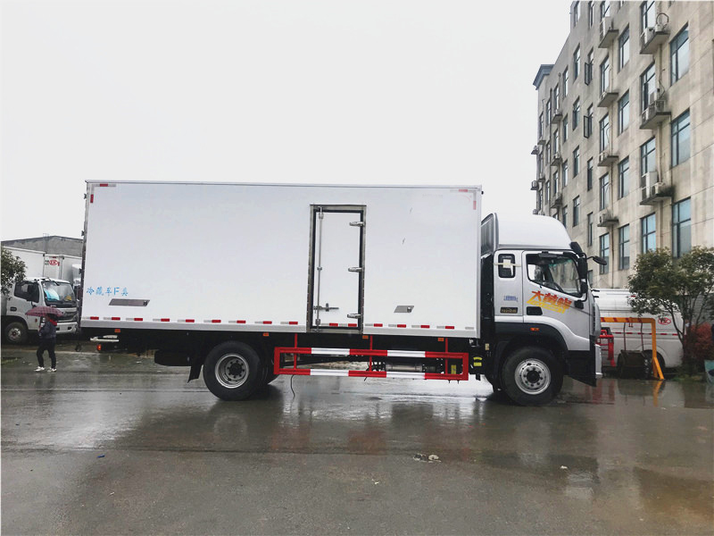 6.8米福田奥铃大黄蜂冷藏车