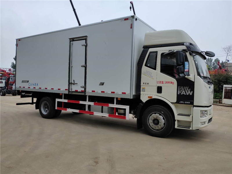  6.8米解放J6L冷藏车