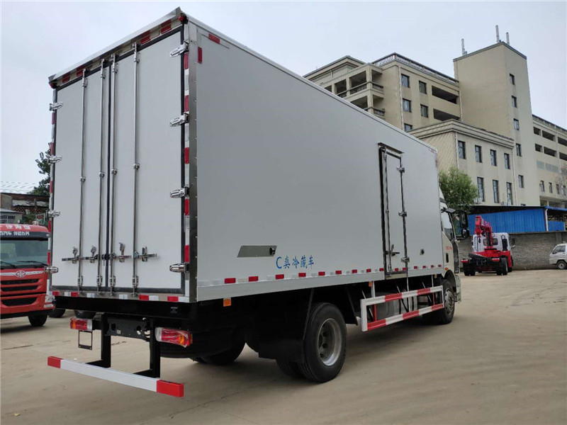  6.8米解放J6L冷藏车