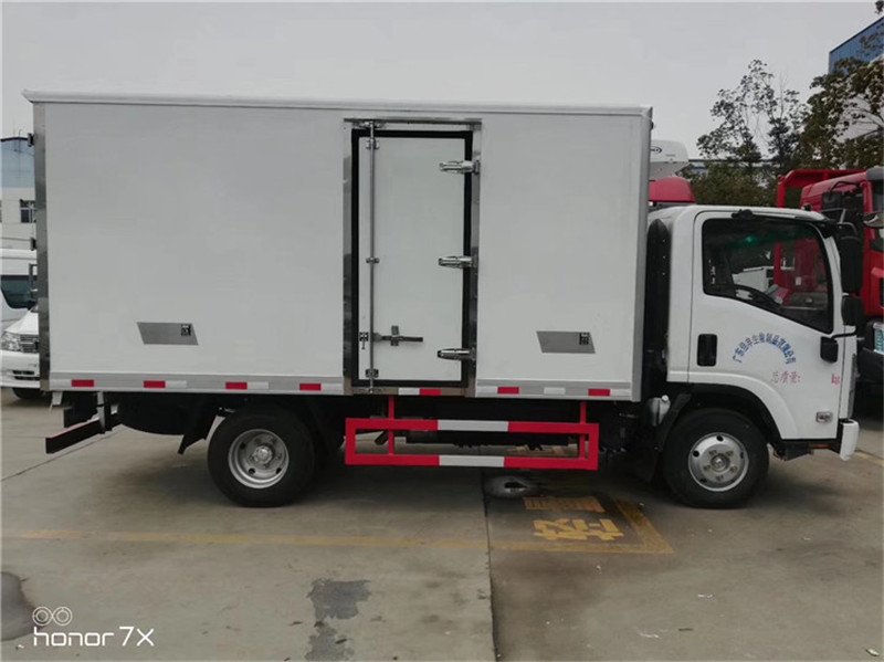 庆铃五十铃KV100冷藏车