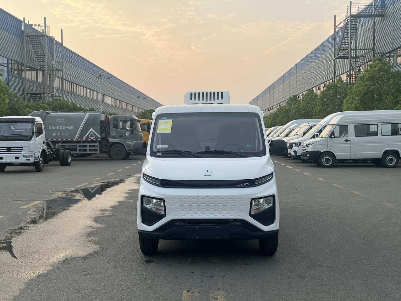 吉利V6E纯电的面包冷藏车低顶