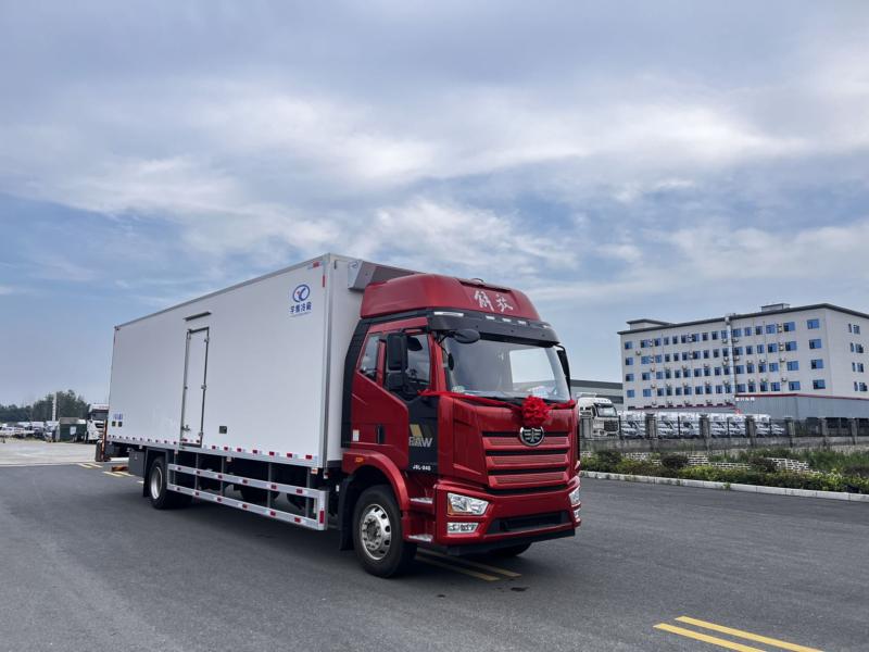 9米6解放J6L大单桥冷藏车