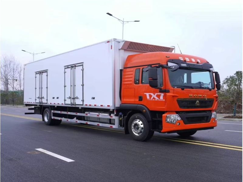 大单桥9米6重汽豪沃TX7冷藏车