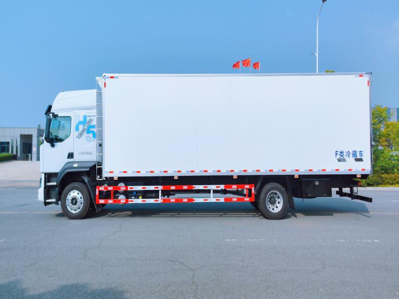 柳汽乘龙大单桥9.6米冷藏车