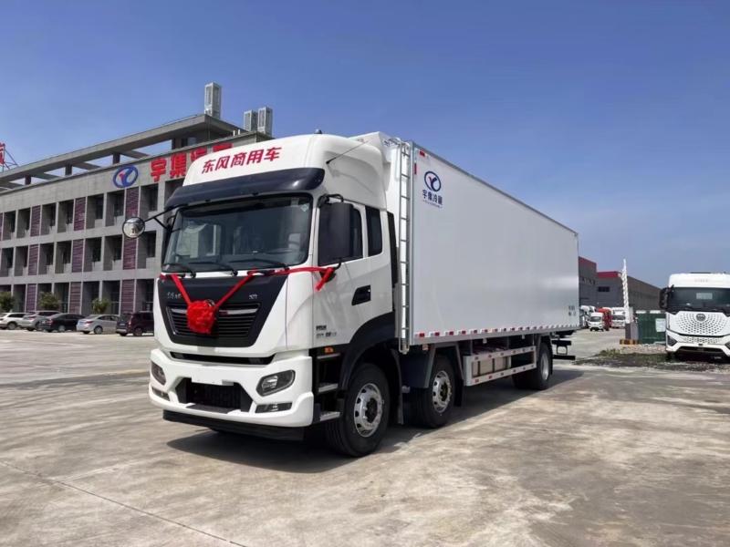 9.6米--东风天锦PLUS小三轴冷藏车
