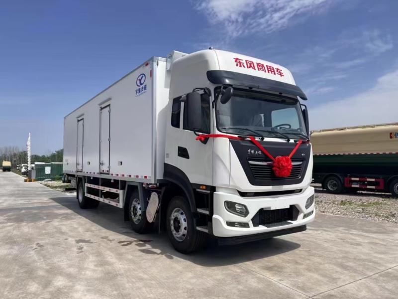 9.6米--东风天锦PLUS小三轴冷藏车