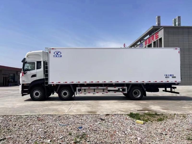 9.6米--东风天锦PLUS小三轴冷藏车