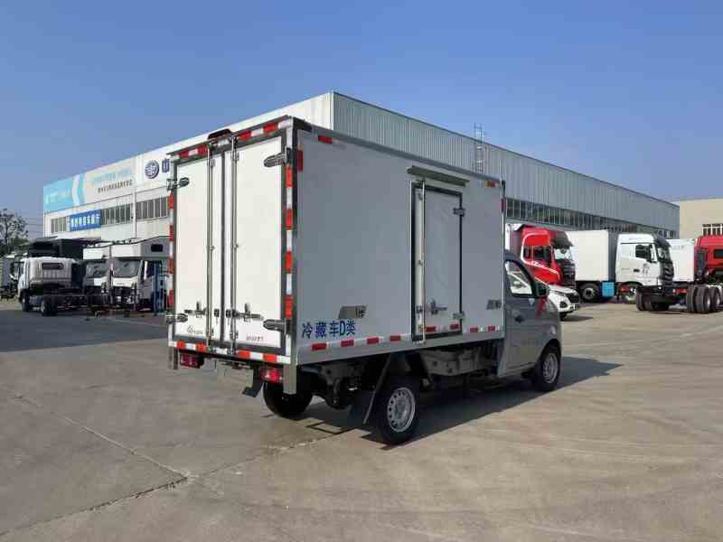 长安跨越王金标T3（后单轮）冷藏车