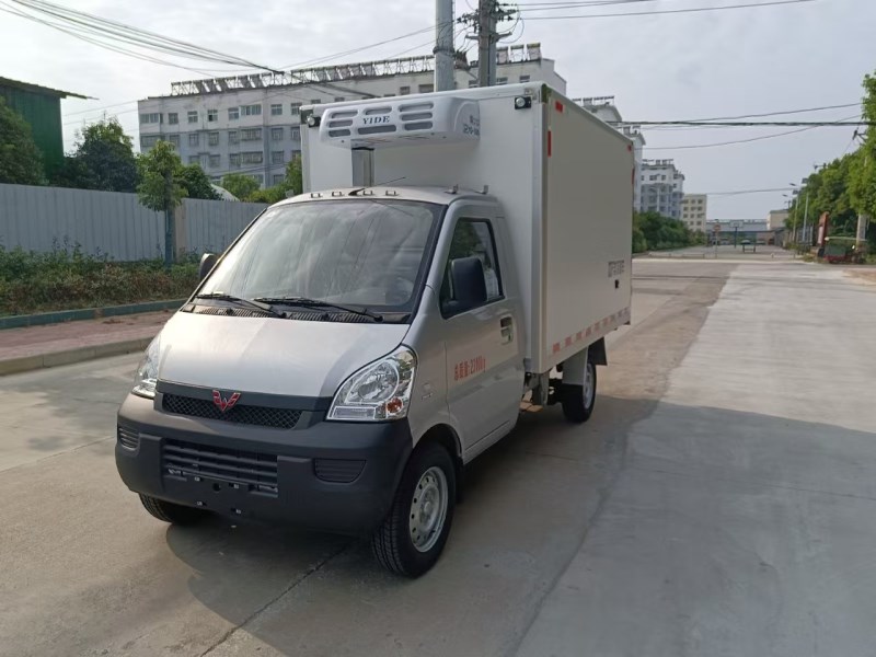 2850mm五菱荣光小卡1.5L国六B，汽油厢式冷藏车