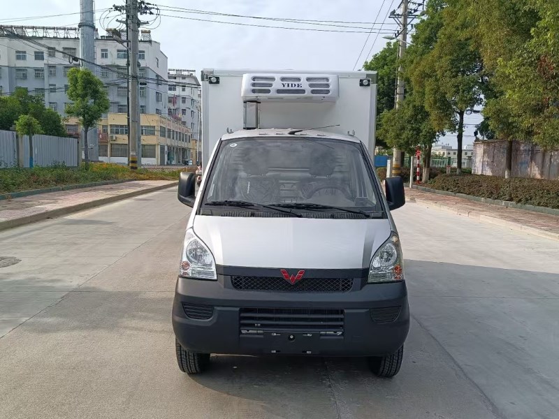 2850mm五菱荣光小卡1.5L国六B，汽油厢式冷藏车