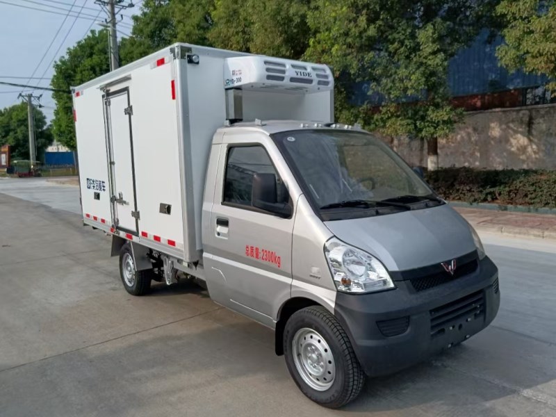 2850mm五菱荣光小卡1.5L国六B，汽油厢式冷藏车