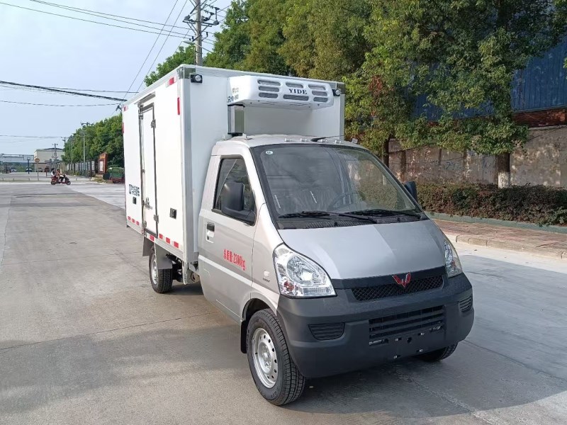 2850mm五菱荣光小卡1.5L国六B，汽油厢式冷藏车