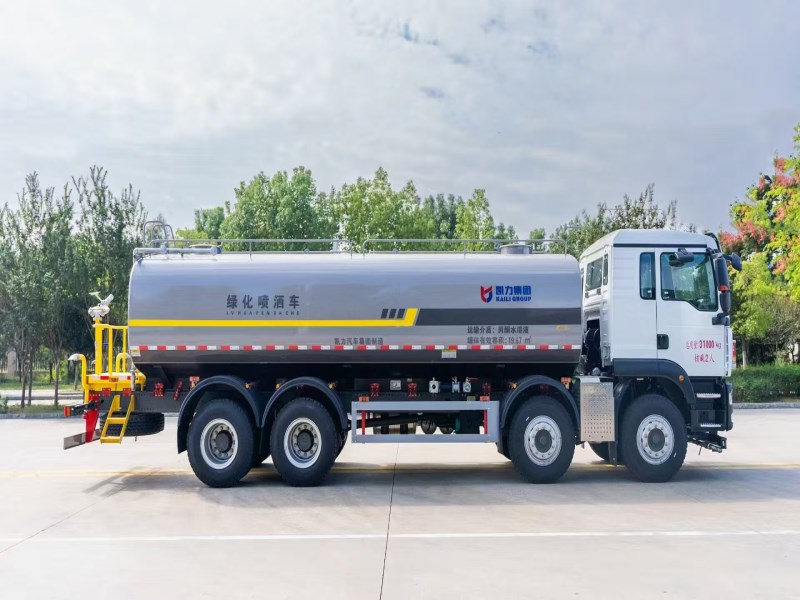 24方重汽汕德卡前四后八洒水车