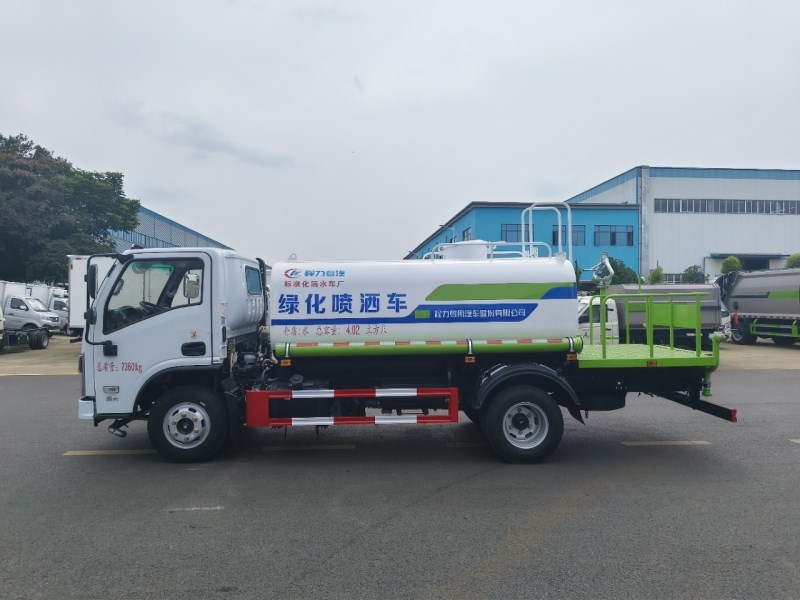 东风华神V3 5方洒水车