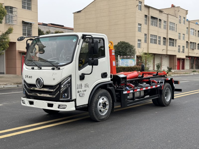东风拓行S1低顶勾臂垃圾车整车高度：2100mm
