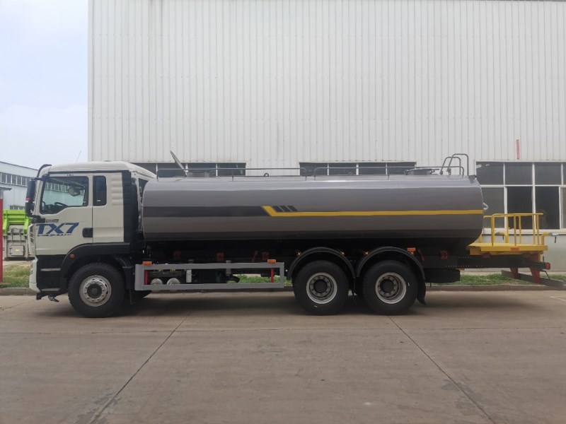 重汽豪沃22-24方超大容量洒水车