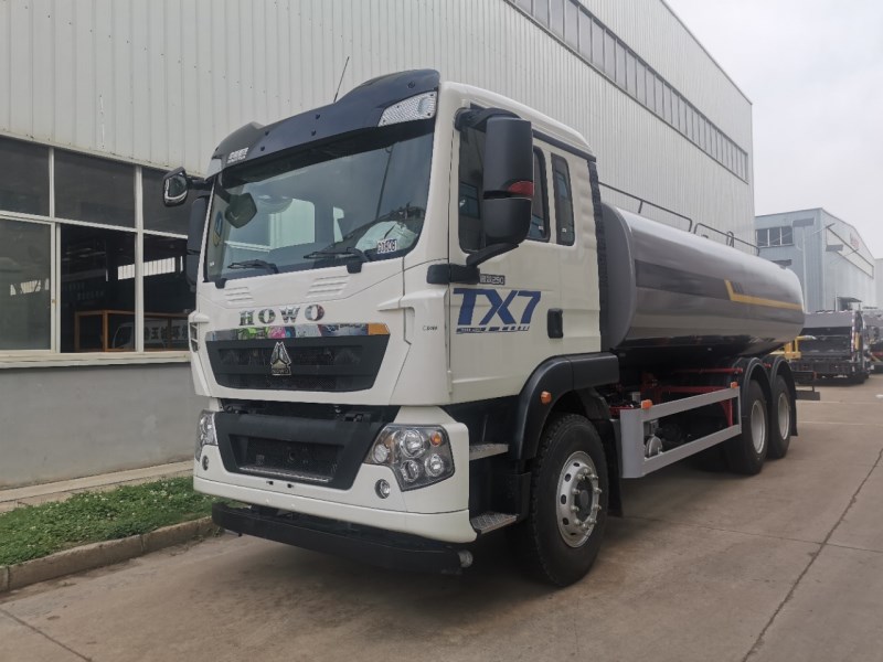 重汽豪沃22-24方超大容量洒水车